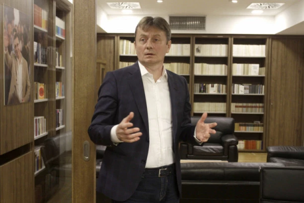 DARKO GLIŠIĆ IZNEO DRAMATIČNO UPOZORENJE: Tajkunski mediji stvaraju atmosferu za likvidaciju Vučića!