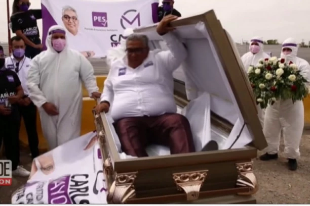 POLITIČAR SABLAZNUO SVET BIZARNOŠĆU! Ustao iz mrtvačkog sanduka, pa kolegama i narodu uputio neobičnu poruku!