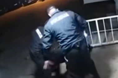(FOTO, VIDEO) SUSPENDOVANI POLICAJCI KOJI SU PRETUKLI MLADIĆA ZBOG KRŠENJA POLICIJSKOG ČASA! Dečko u bolnici!