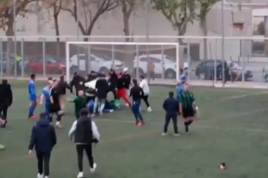 (VIDEO) NESVAKIDAŠNJA MAKLJAŽA: Masovna tuča fudbalera i navijača! Nije se znalo ko koga bije