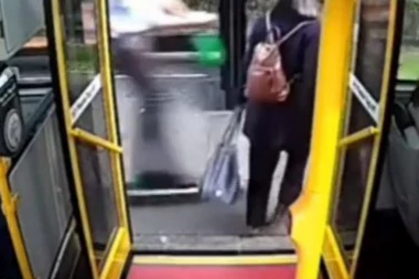(VIDEO) ELEKTRIČNIM TROTINETOM POKUPIO ŽENU DOK JE IZLAZILA IZ AUTOBUSA: Nesrećna starica polomila kuk