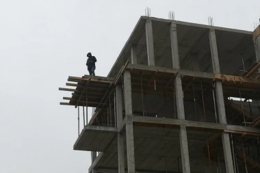 (VIDEO) ČOVEK PRETI DA ĆE DA SKOČI SA ZGRADE NA VOŽDOVCU! Ne dozvoljava da njegovom bratu ruše NELEGALNI objekat!