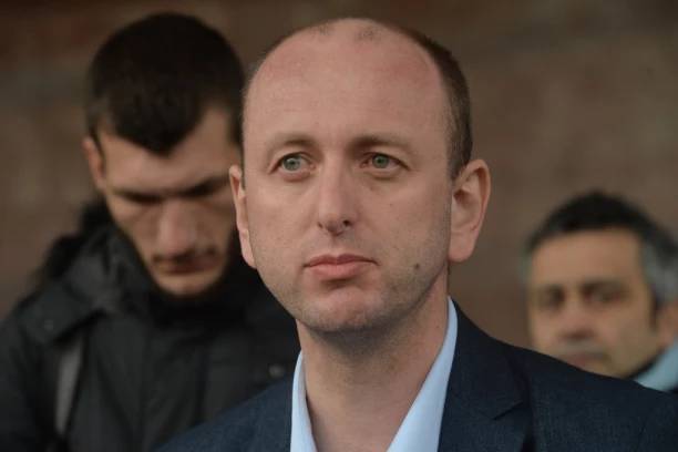 OBJAVLJEN SNIMAK NAPADA NA KNEŽEVIĆA: Došlo do gužve, a onda je razmenjeno nekoliko udaraca (VIDEO)