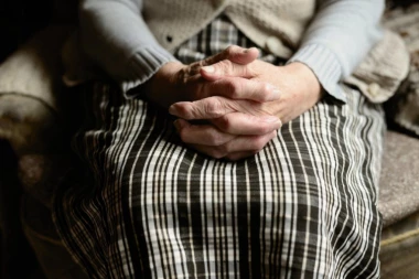 GDE ĆE IM DUŠA? VEZUJU BAKE I DEKE U DOMU: Porodica tvrdi da u smeštaju za stare u Borči zlostavljaju njihove najbliže
