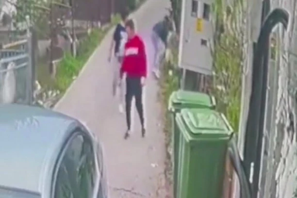 (VIDEO) HOROR U MALOM MOKROM LUGU: Monstrum pred decom psu rascepao glavu SEKIROM