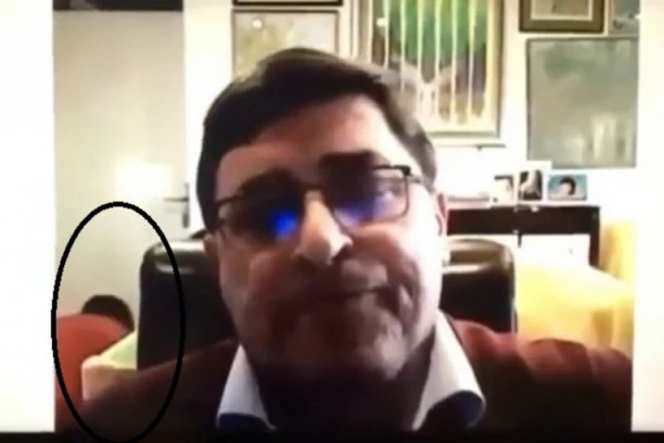 (FOTO, VIDEO) ŽENA MU PUZEĆI UŠLA U KADAR! Profesor Ivan Boričić morao iznenada da prekine predavanje! HIT NA DRUŠTVENIM MREŽAMA!