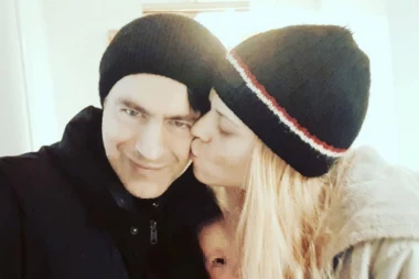 BORIS NOVKOVIĆ SE RAZVODI PO ČETVRTI PUT?! Pevačeva 25 godina mlađa supruga skinula njegovo prezime sa poštanskog sandučeta!