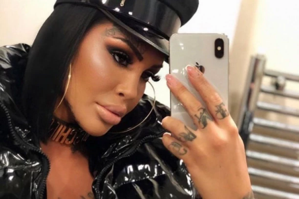 PRODAJE GOLE FOTKE ZA 2.500 DINARA: Anđela Veštica zarađuje preko popularnog sajta, a sada je sve IZNERVIRALA!