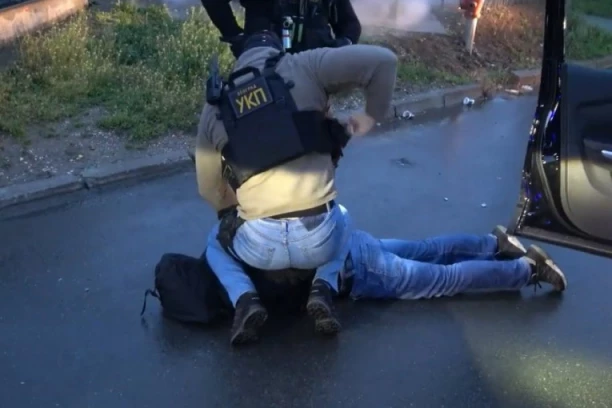 (VIDEO) SPEKTAKULARNA AKCIJA BEOGRADSKE POLICIJE: Pogledajte kako su lisice stavljene na ruke kradljivcima kola