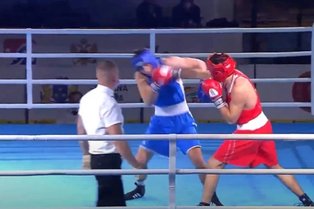 (FOTO) ZNA KO MU JE BIO ĐED: Crnogorski bokser nosio natpis "Montenegro" i trenersku svog tima, ali i masku sa SRPSKOM trobojkom