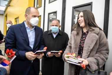 U ZNAK SEĆANJA NA VOLJENOG DR LAZU: Spomen ploča je postavljena u Kliničkom centru u Nišu, a na njoj su ispisane OVE reči!