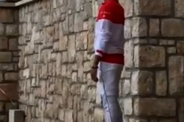 (VIDEO) MISLIO DA GA NIKO NE VIDI: Đoković UHVAĆEN u totalnoj zen fazi, prolaznici ostali u čudu!