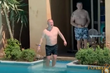 (VIDEO) EVO KAKO ĐANI UŽIVA U EGIPTU: Pevač ne izlazi iz BAZENA!