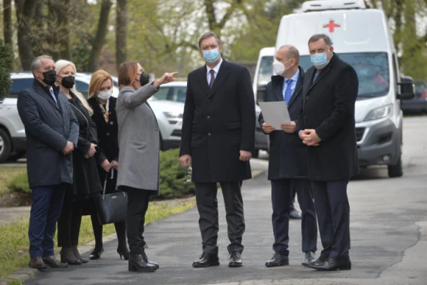 OĆU DA TE PODSETIM DA SI TI ZASLUŽAN ŠTO TORLAK NIJE UGAŠEN! Lončar pokušao da pohvali predsednika Srbije, VUČIĆ GA ODMAH PREKINUO!