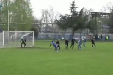 (VIDEO) DA MU POZAVIDE I NAJVEĆI MAJSTORI: Spektakularna golčina CRLJENAČKOG Ronalda u trećem rangu srpskog fudbala!