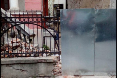 TRAGEDIJA U SMEDEREVU: Zid spljoštio radnika, stradao na licu mesta