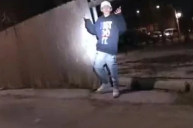 (FOTO, VIDEO) AMERIKA SAMO KLJUČA! Policajac ubio afroameričkog dečaka (13)! SNIMAK UZBURKAO IONAKO UZAVRELU ATMOSFERU!