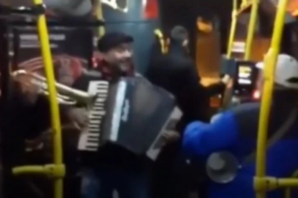 (VIDEO) KORONA ŽURKA USRED AUTOBUSA BROJ 55! Miš mirno šetka u 511-ici! HIT!