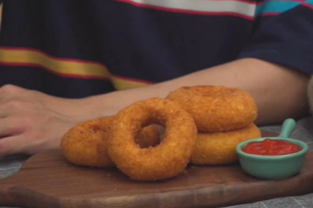 (RECEPT) OVO JE JEDNO OD NAJPOPULARNIJIH JELA NA SVETU! Spolja krckavi, unutra mekani! POHOVANI KOLUTIĆI LUKA SA SIROM ĆE VAS ODUŠEVITI!