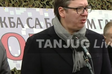SEDA NA AUTOBUS I KREĆE OD SELA DO SELA! Predsednik Vučić nije zadovoljan brojem vakcinisanih! KREĆE U KAMPANJU!
