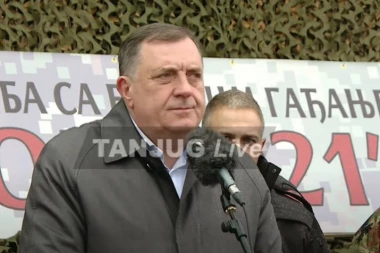 Tajne reči: Vučić je prišao Dodiku posle vojne vežbe i OVO mu ŠAPNUO!