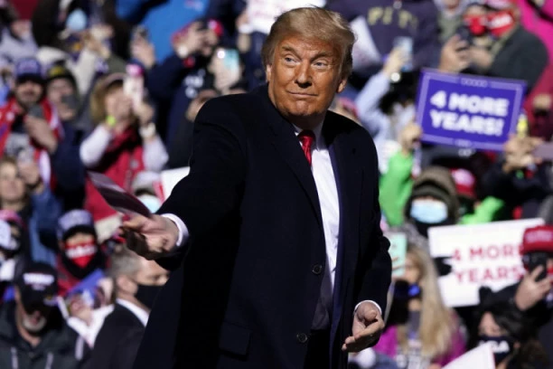 TRAMP PROMENIO LIČNI OPIS! Pogledajte kako sad izgleda bivši predsednik Amerike, PREPOLOVIO SE I PRESTAO DA SE KVARCUJE