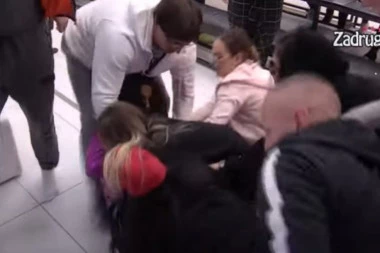 (VIDEO) PRVO SLUŠAJ K*RVO! Rusvaj u Beloj kući: MAJA I ALEKSANDRA SE GAĐALE ŠOLJOM, A POTOM JEDNU OD NJIH IZNELI NAPOLJE!