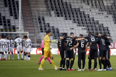 (FOTO) OPŠTI HAOS: Navijači zauzeli stadion, PREKIPELO im