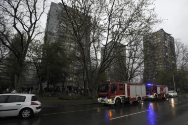 (FOTO) Ovako su stanari opisali kako je izbio POŽAR u soliteru na Novom Beogradu: Čula sam pucnjavu, kao petarde sa su bačene!