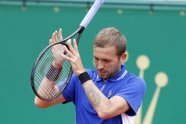 PRAVOSLAVAC OSVETIO NOVAKA: Evans počišćen sa terena u Monaku! Drugo polufinale je bilo uzbudljivije