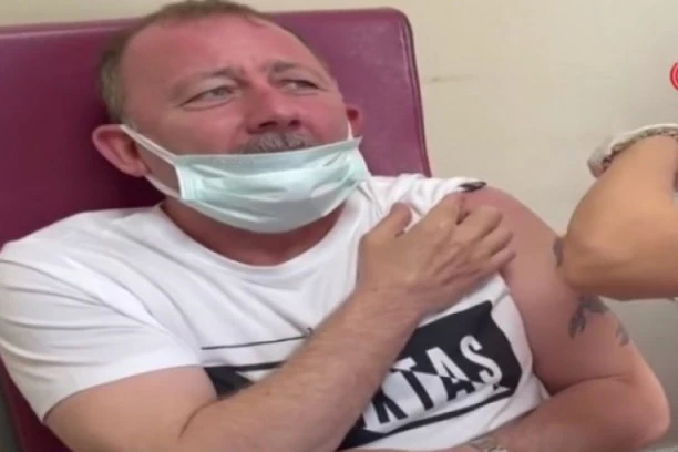 (HIT VIDEO) LJAJIĆEV TRENER JAUKAO I ZAPOMAGAO: Došao na vakcinaciju, pa postao PREDMET SPRDNJE!