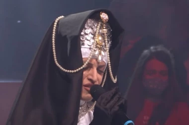 (VIDEO) Takmičarka "Zvezda Granda" se obukla kao OPATICA, a onda skinula SVE sa sebe: OTAC SVEŠTENIK NAPUSTIO STUDIO!