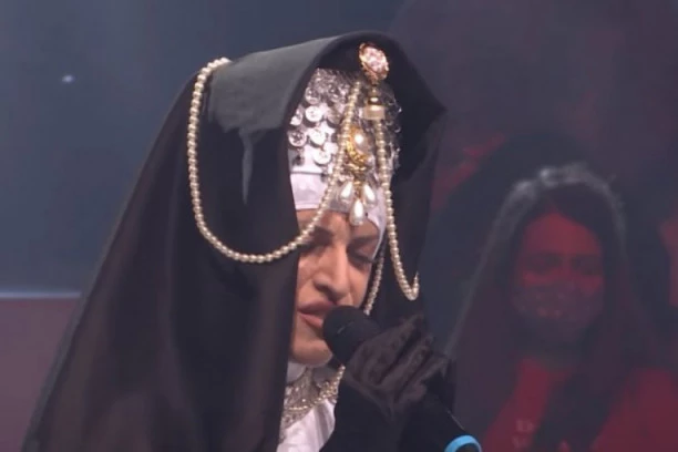 (VIDEO) Takmičarka "Zvezda Granda" se obukla kao OPATICA, a onda skinula SVE sa sebe: OTAC SVEŠTENIK NAPUSTIO STUDIO!