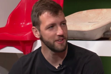 (VIDEO) ZVEZDIN KRALJ VICEVA:  Milunović širi smeh na svakom koraku, BACA FORE I NA STRANIM JEZICIMA