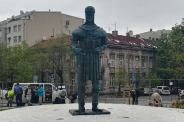 (FOTO, VIDEO) POGLEDAJTE PRVE FOTOGRAFIJE! Postavljen spomenik despotu Stefanu u Beogradu