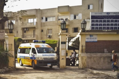 VOZ ISKOČIO IZ ŠINA U EGIPTU: U nesreći povređeno 97 osoba!