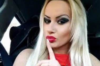 (FOTO) PROBAO BI MOJU PICU? Atina Ferari gurnula ruku u međunožje, pa javno pozvala  na se*s?!