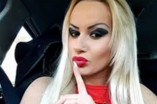 (FOTO) PROBAO BI MOJU PICU? Atina Ferari gurnula ruku u međunožje, pa javno pozvala  na se*s?!