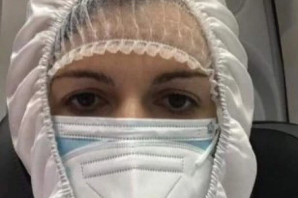 VLAST BITNIJA OD ZDRAVLJA! Dvoje kovid zaraženih poslanika u Severnoj Makedoniji došlo u skafanderima na glasanje! POSLANICU ČAK DOVEZLA HITNA!