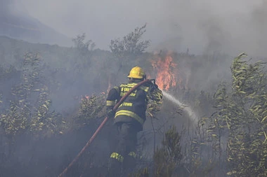 (VIDEO) ŠUMSKI POŽAR BESNI KOD KUPRESA: Vatrogasci nemoćni, zatražena pomoć iz vazduha zbog TEŠKO PRISTUPAČNOG terena