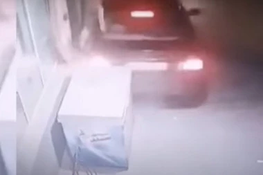 (FOTO, VIDEO) ŠOKANTAN BEG OD POLICIJE U LESKOVCU! Zakucao se BMW-om u zid, izbacio saputnika iz auta da uspori poteru, ali NI TO NIJE SVE!