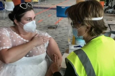 (FOTO) BIZARNA VAKCINACIJA: Na imunizaciju došla u VENČANICI, a razlog za to je NADREALAN!