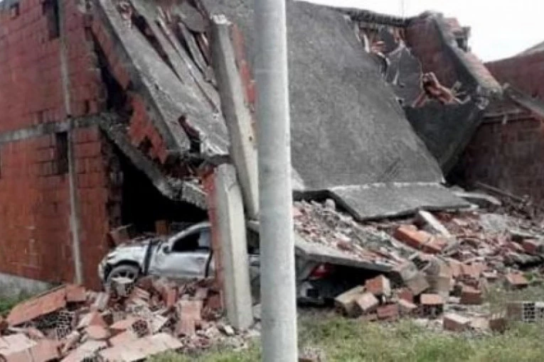 SAOBRAĆAJKA U VELIKOJ PLANI: Mercedesom se zabio u kuću, povređene četiri osobe