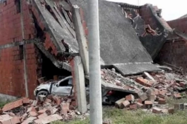 SAOBRAĆAJKA U VELIKOJ PLANI: Mercedesom se zabio u kuću, povređene četiri osobe