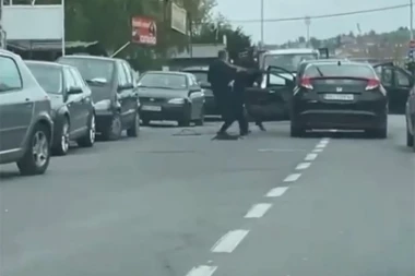 (VIDEO) OTKRIVEN RAZLOG OPŠTE MAKLJAŽE U ŽARKOVU: Prvo su se jurili kolima, a onda su letele šipke i stolice