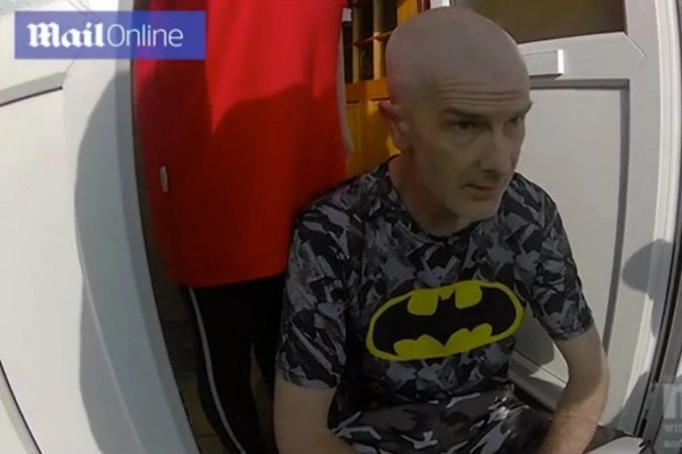 PEDOFIL UHVAĆEN DOK JE ČEKAO DEVOJČICU (12) ZA SEKS! Pogledajte šta se dogodilo kada je shvatio da mu na vrata nije pokucala ona