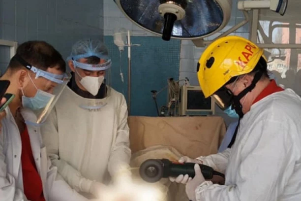 ZAMALO DA IZGUBI VRŠNJAKA: Muškarac "u teranju" gurnuo polni organ u NAJBIZARNIJU stvar na svetu, spasavali ga BRUSILICOM! (FOTO)