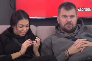 SILIKONI, ZLATNE KAJLE I ETNO SELO: Janjuš objavio novu fotku sa devojkom, zbog njenog izgleda muškarci bale!