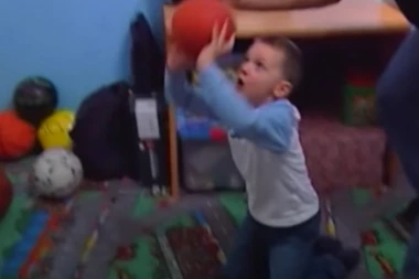 (VIDEO) OVAJ KLINJA DANAS RAZVALJUJE U NBA: Od malena na televiziji i TRESE MREŽE kao od šale