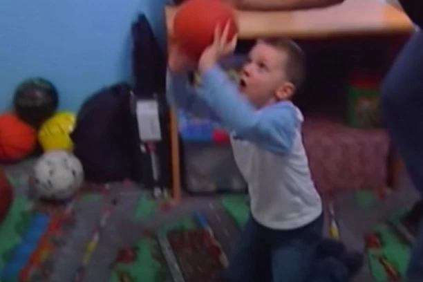 (VIDEO) OVAJ KLINJA DANAS RAZVALJUJE U NBA: Od malena na televiziji i TRESE MREŽE kao od šale